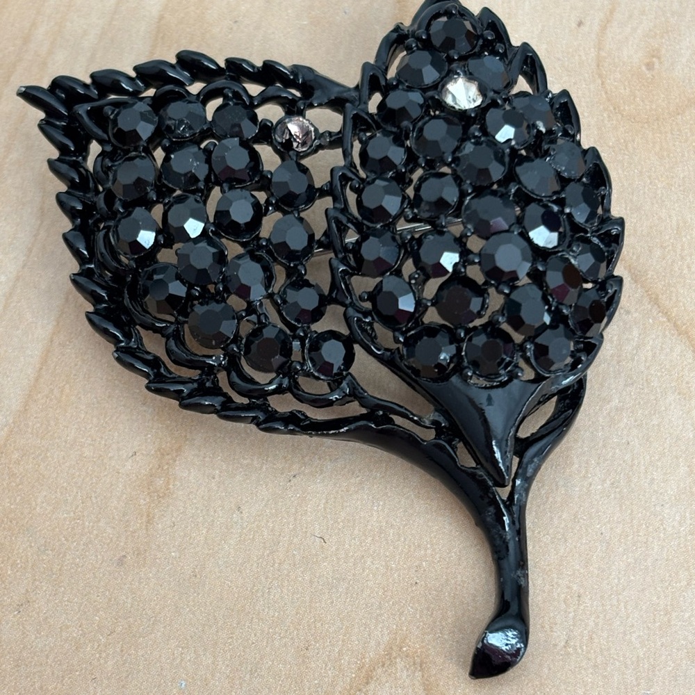 Vintage jet black leaves brooch/silver tone/enamel/sparkling faceted/cle…